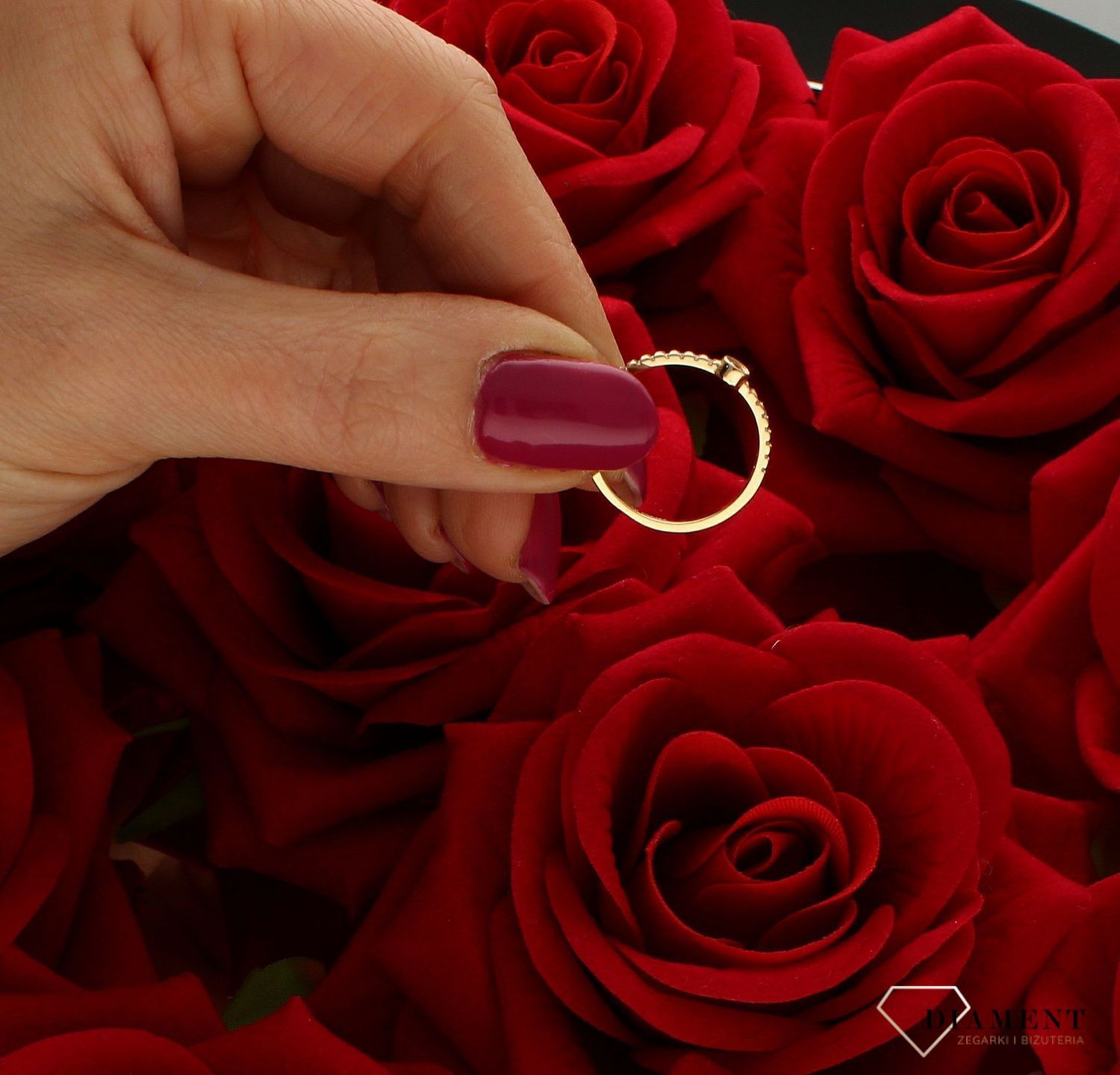 Złoty pierścionek 585 z delikatną cyrkonią  PI 5348 585. Złoty pierścionek prosty ozdobiony wystającą cyrkonią. Piękny pierścionek wykonany z wysokiej jakości złota próby 585. Pierścionek złoty idealny na prezent (4).jpg